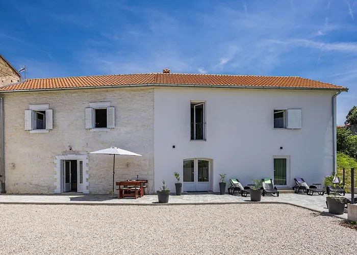 Lara Holiday Home
